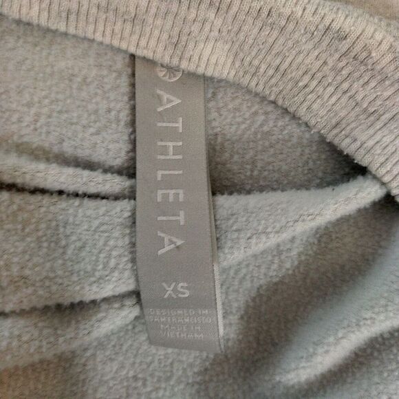 Athleta Womens XS Long Sleeve Top Pullover Light Gray Thumb Holes Crew Neck - Picture 5 of 6